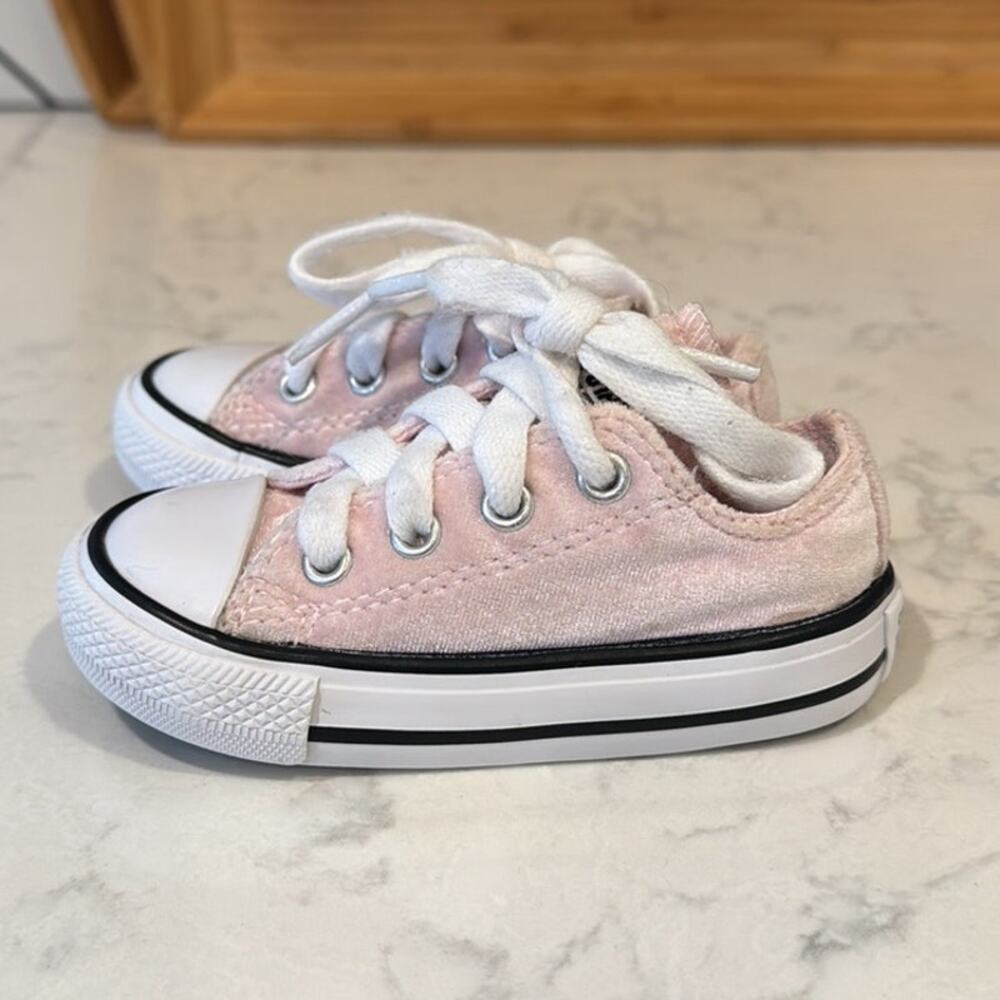 Converse Chuck Taylor pink velvet lace up toddler sneakers size 5 girly dainty